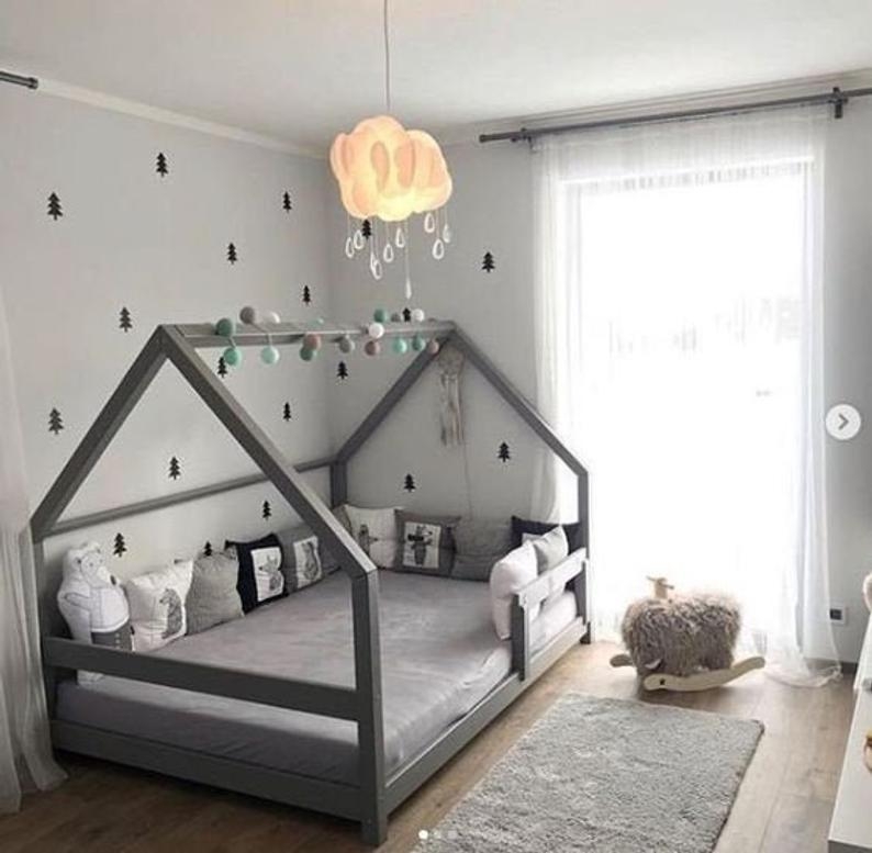 Ліжко будиночок з дерева для дитячої кімнати