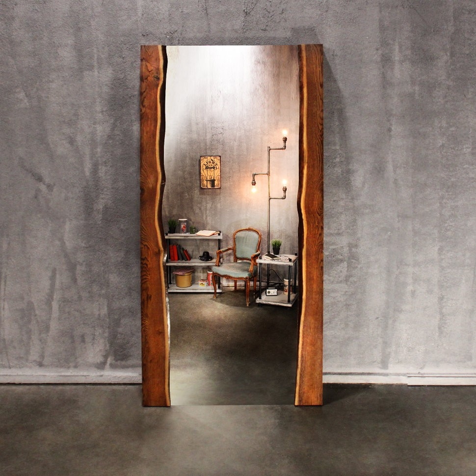 Дзеркало з дерев'яною рамою в стилі лофт