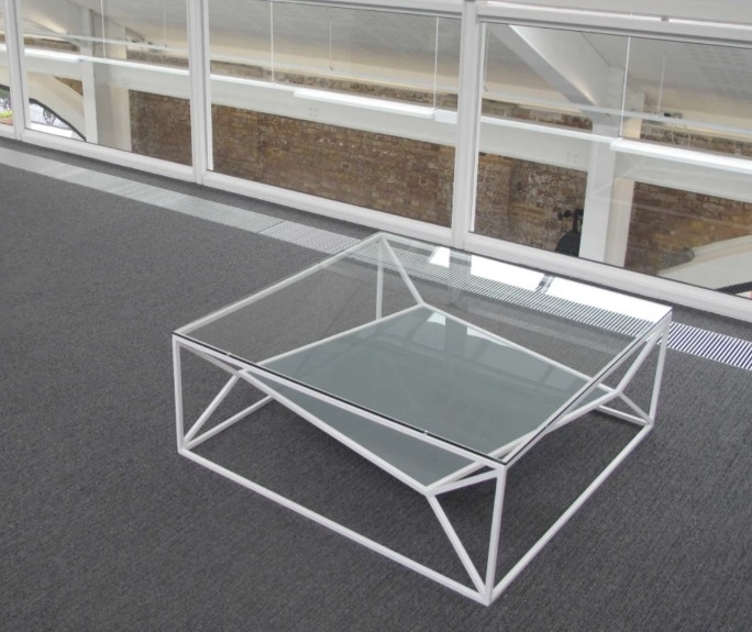 Журнальний столик скляний у стилі ЛОФТ із незвичайною формою