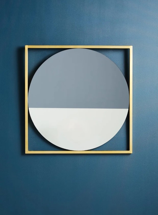 Настінне кругле дзеркало у квадратній металевій рамі