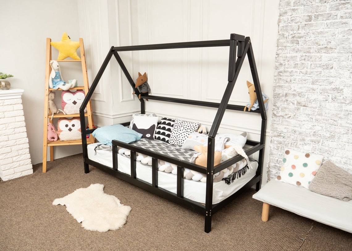 Ліжечко будиночок для дитячої кімнати