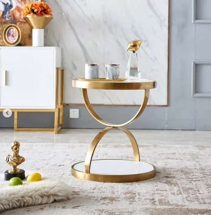 Невеликий дизайнерський столик у золотому кольорі для вітальні