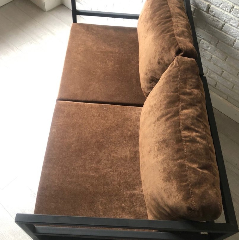 Купити металевий диван з м'якою коричневою подушкою