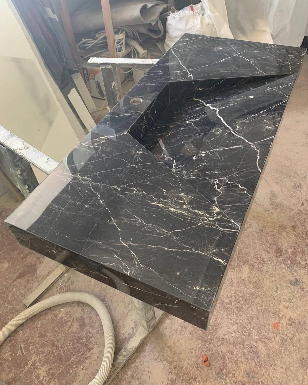 Темний умивальник із чорного керамограніту для ванної кімнати в стилі LOFT