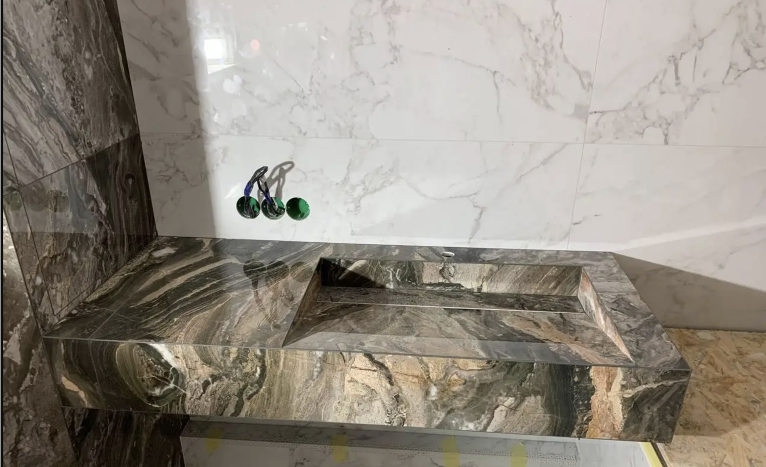 Купити прямокутний глянцевий умивальник із керамограніту з щілинним зливом у стилі ЛОФТ