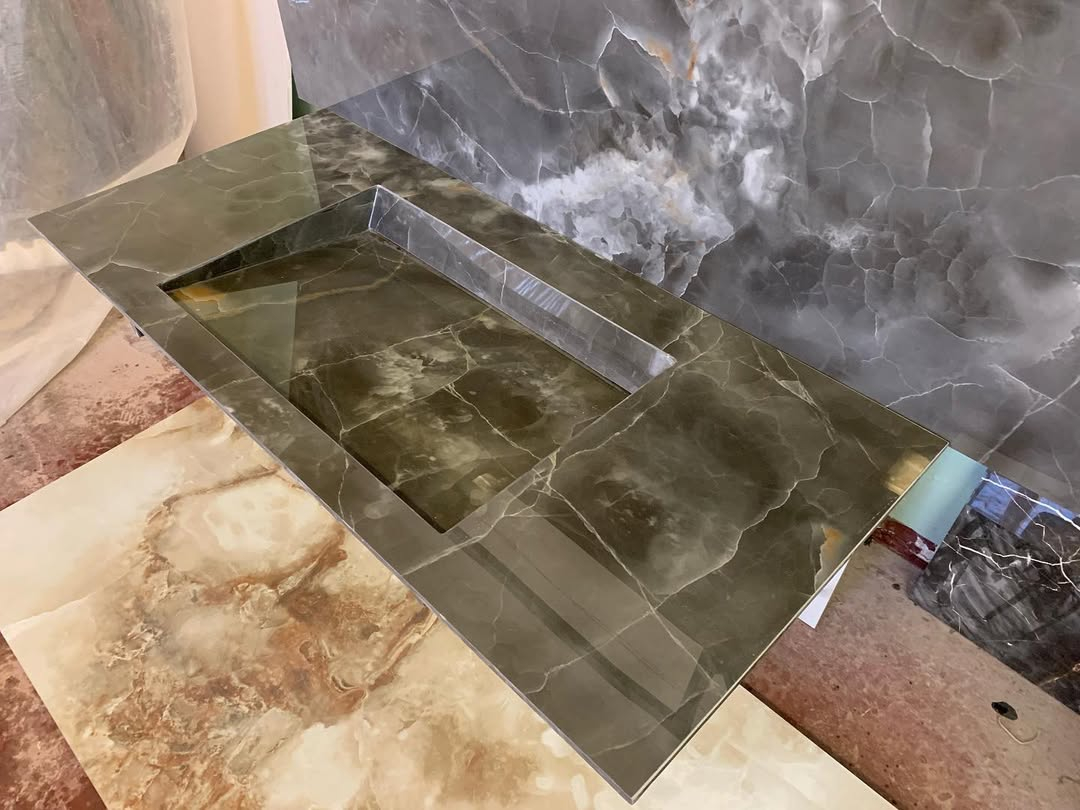 Купити глянцевий умивальник із чорного керамограніту в Україні