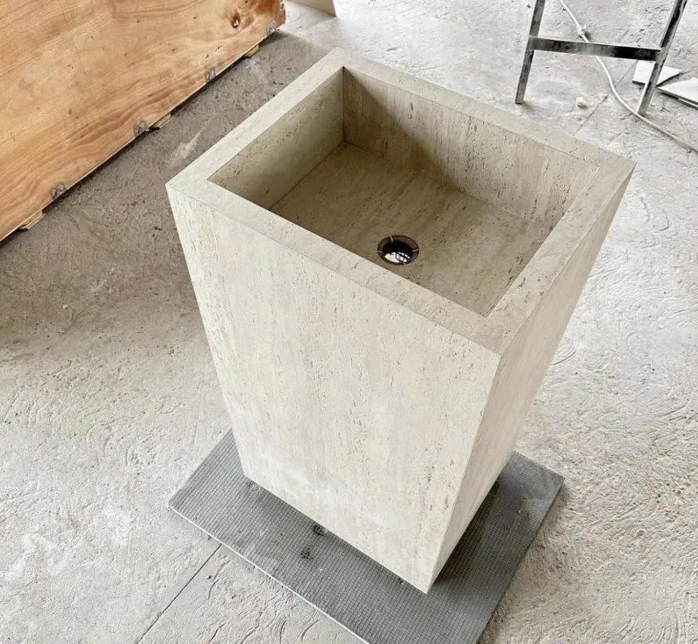 Купити лофт тумбу у ванну з традиційним зливом в Україні