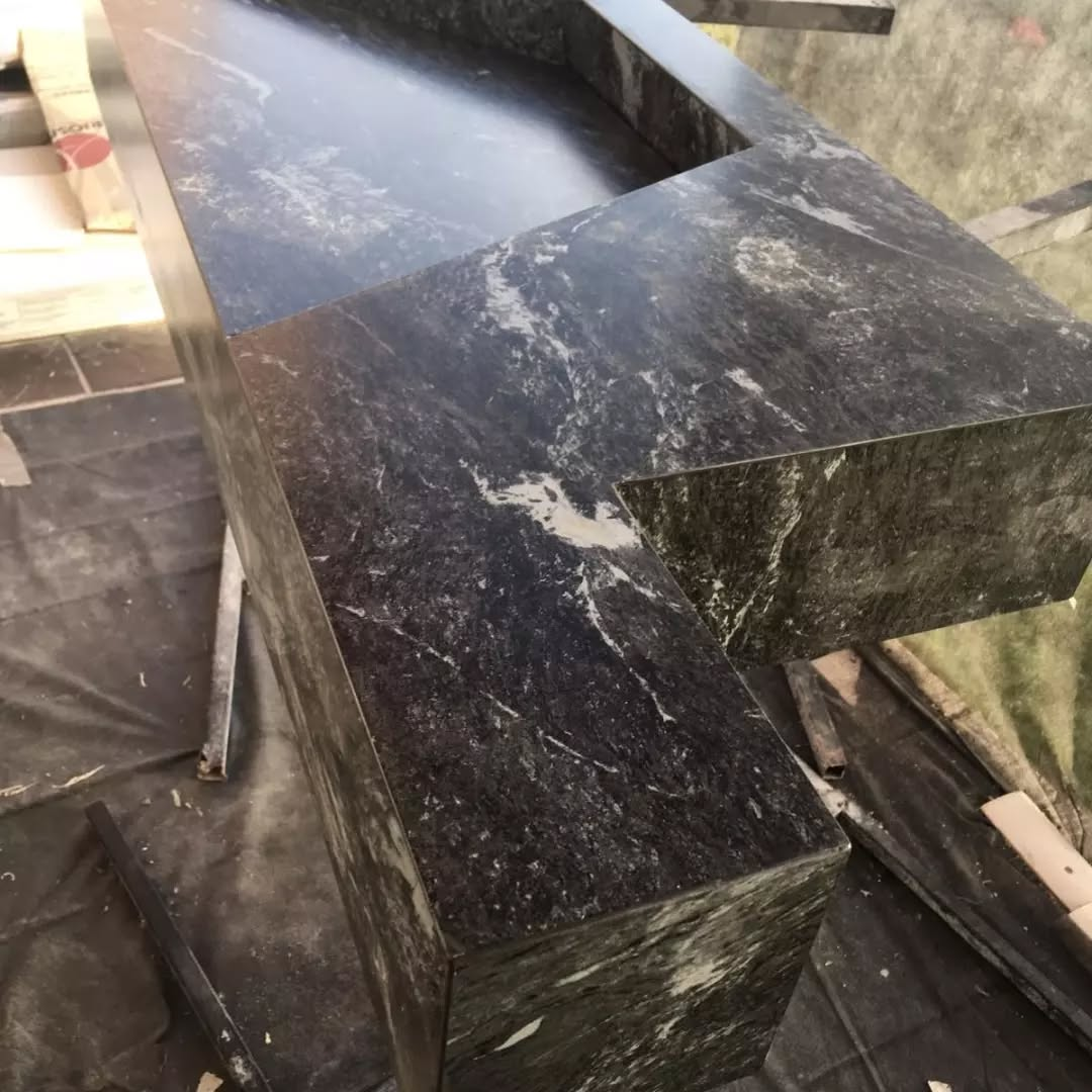 Умивальник із керамограніту незвичайної форми