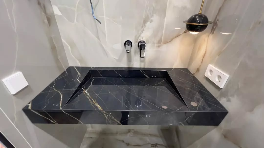 Купити глянцевий умивальник із чорного керамограніту в Україні