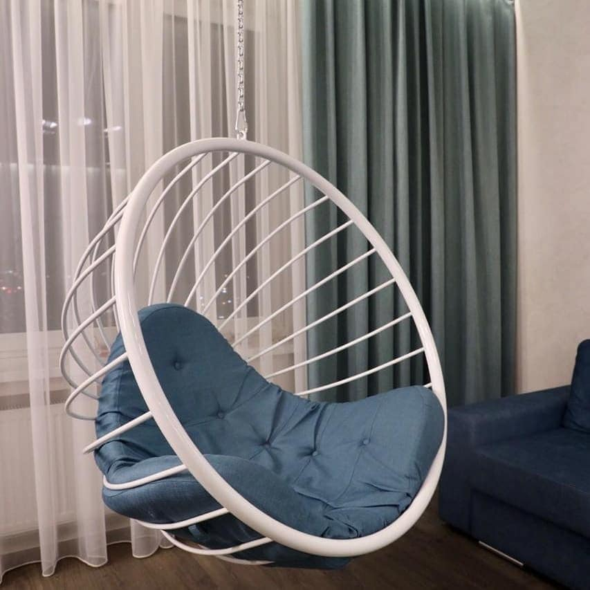 Біле крісло куля до стелі в стилі LOFT для квартири