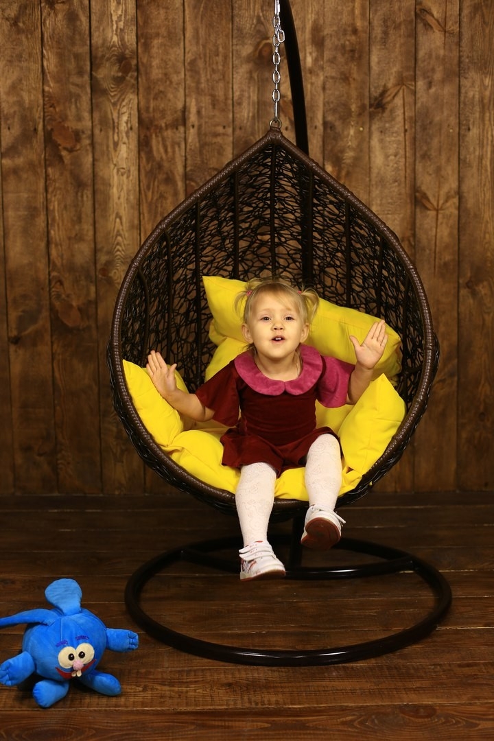 інтер'єр дитячої кімнати крісло з ротанга