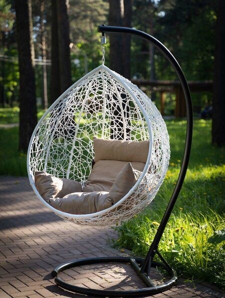 Підвісне садове крісло з металу та ротангу